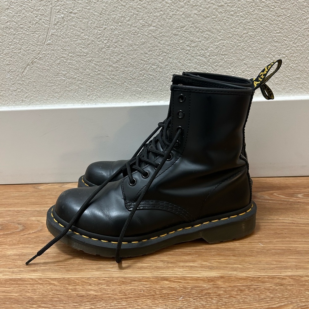 Dr Martens women’s size 7
Used
1460 smooth leather boot